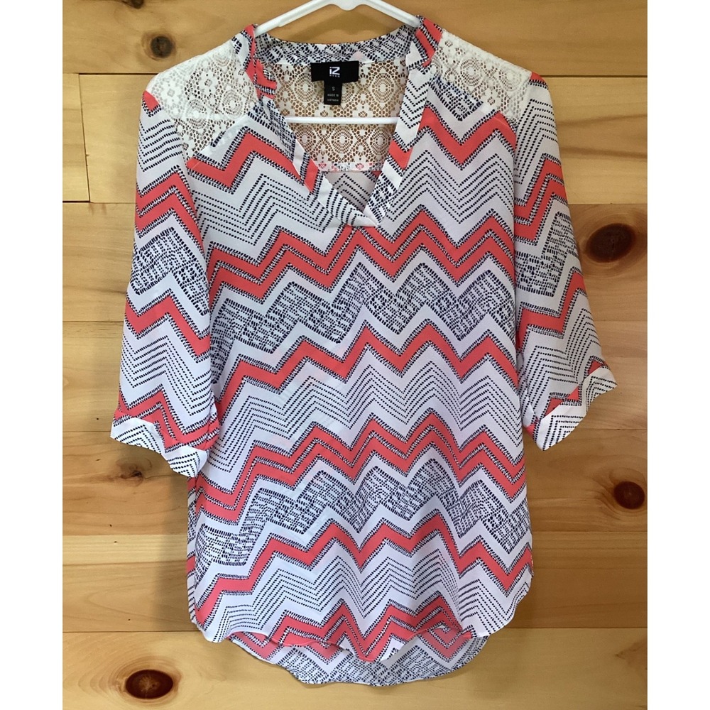 IZ Byer Womens‎ Chevron Print Lace Shoulder V-Neck Blouse Coral Black Small